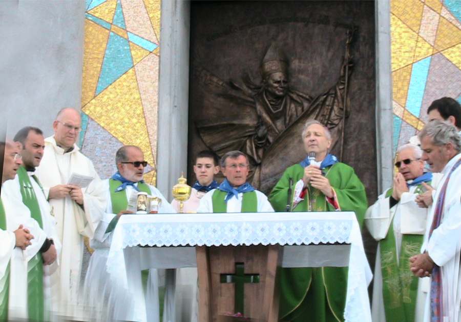 Monsignor L. Monari celebra la S. Messa