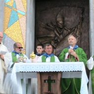 Monsignor L. Monari celebra la S. Messa