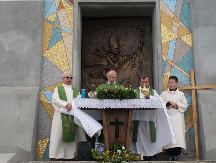 Monsignor B. Foresti inaugura il mosaico