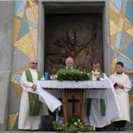 Monsignor B. Foresti inaugura il mosaico