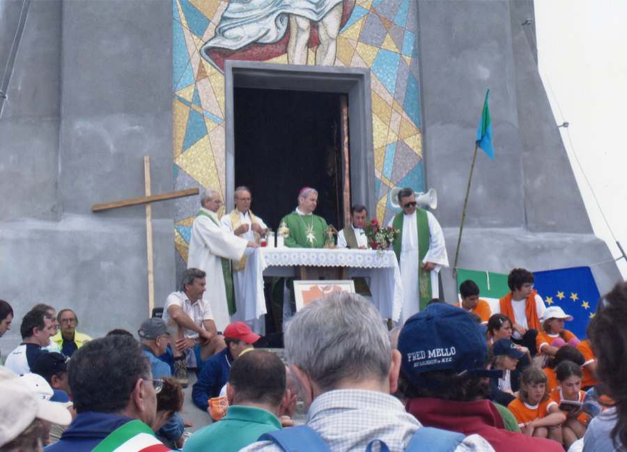 Monsignor F. Beschi celebra la S. Messa