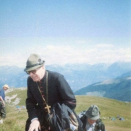 Cardinale G. Battista Re sale sulla Montagna