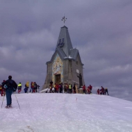 Sul culmine il Monumento innevato