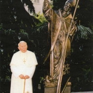 Papa Giovanni Paolo II benedice la statua di Paolo VI